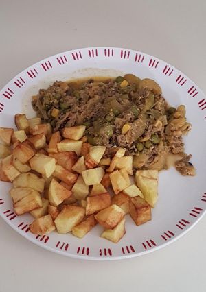Una foto de Guiso zapallito italiano con papas fritas