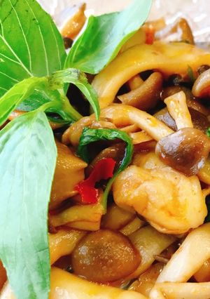 Hình của món Nấm thuỷ tiên xào lá quế.