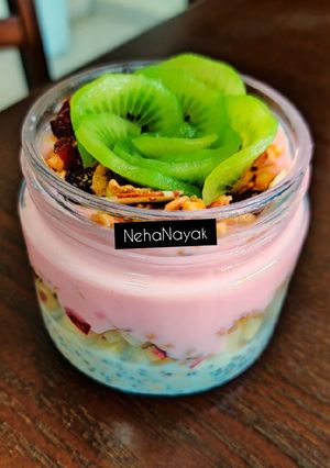 A picture of Oats and Yoghurt Parfait.