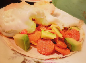 Una foto de Huevos rancheros, saludables!!