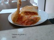 Una foto de calzone de jamón york y queso
