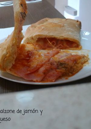 Una foto de Pizza-Calzone de jamón y queso