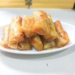 A picture of Super crispy chicken spring rolls.