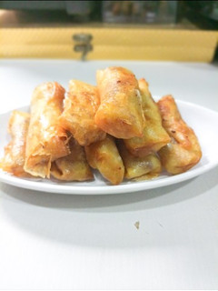 A picture of Super crispy chicken spring rolls.