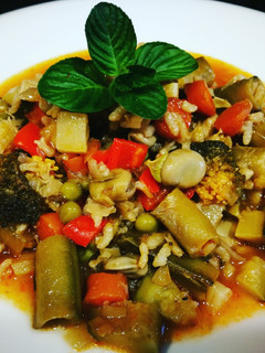 Una foto de Habas y guisantes con verduras y arroz - veggie