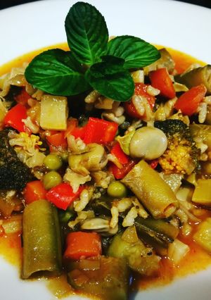 Foto principal de Habas y guisantes con verduras y arroz - veggie