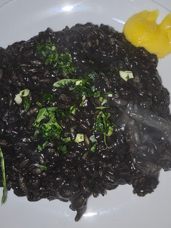 Una foto de Risotto de arroz negro