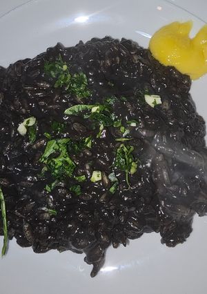 Una foto de Risotto de arroz negro
