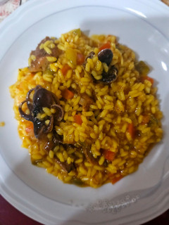 Una foto de Arroz meloso de pulpitos, gambas langostineras y rovellones