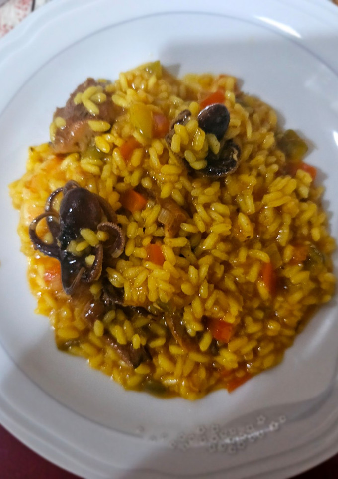 Una foto de Arroz meloso de pulpitos, gambas langostineras y rovellones