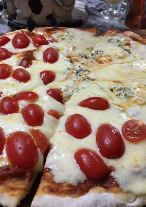 Una foto de Pizza napolitana con tomates cherry y con roquefort