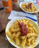 “Carbonara” di salame in pentola “atomica” in barca