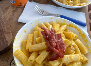 Foto di “Carbonara” di salame in pentola “atomica” in barca