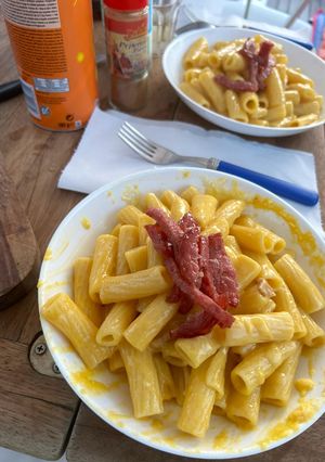 Foto di “Carbonara” di salame in pentola “atomica” in barca
