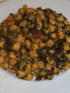 Una foto de Garbanzos refritos con espinacas