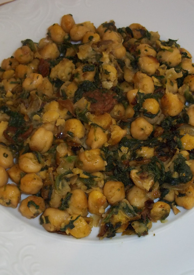 Una foto de Garbanzos refritos con espinacas