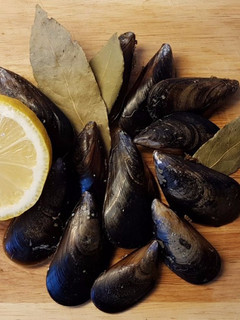 Una foto de Mejillones al vapor con limón