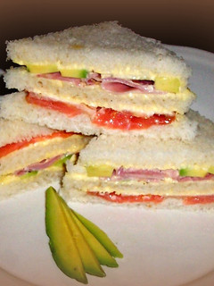 Una foto de Sánwiches de salmón y aguacate