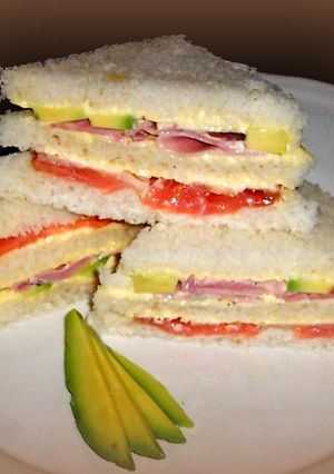 Una foto de Sánwiches de salmón y aguacate