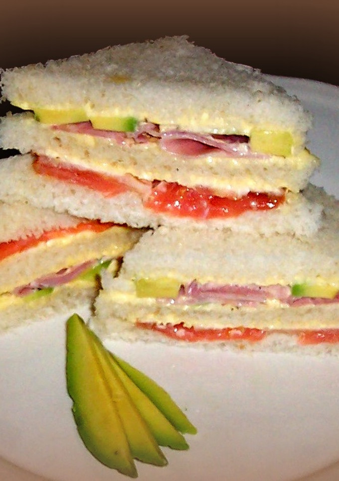 Una foto de Sánwiches de salmón y aguacate