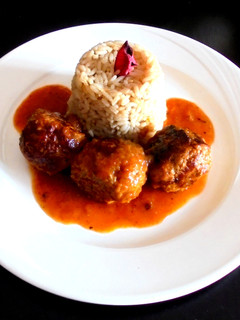 Una foto de Albóndigas de autor con arroz de coco