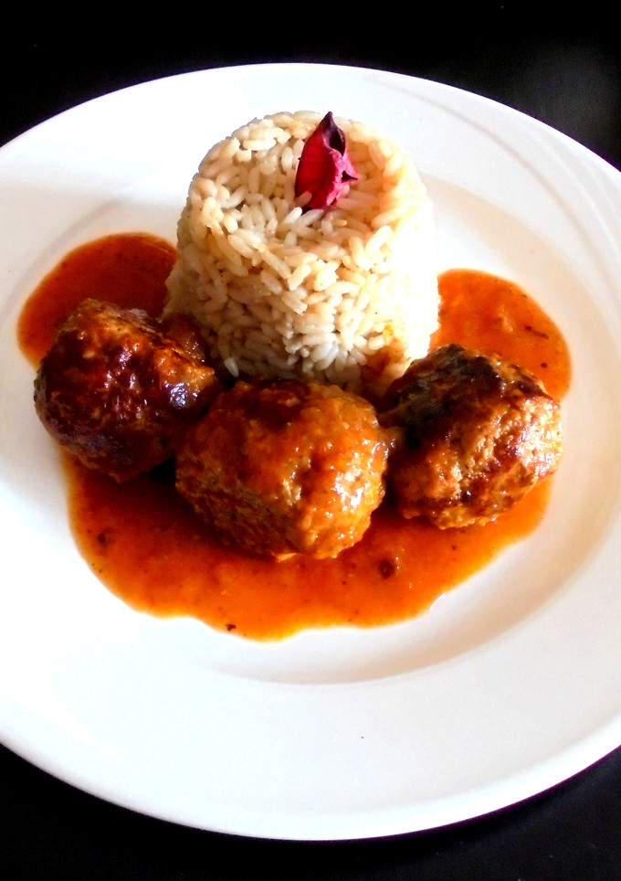 Una foto de Albóndigas de autor con arroz de coco