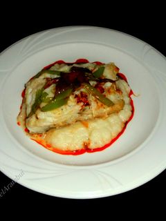 Una foto de Lubina con salsa piquillo