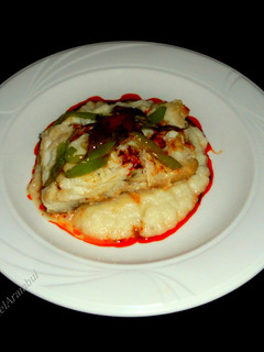 Una foto de Lubina con salsa piquillo