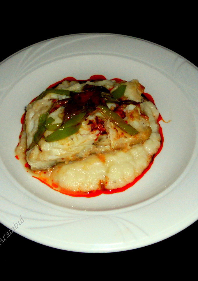 Una foto de Lubina con salsa piquillo