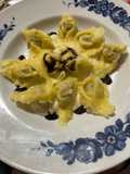 Ravioli di carne con crema al parmigiano e aceto balsamico