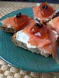 Montaditos con dulce de caqui, salmón y caviar