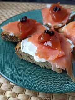 Una foto de Montaditos con dulce de caqui, salmón y caviar