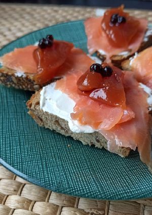Una foto de Montaditos con dulce de caqui, salmón y caviar