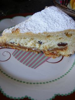 Una foto de Tarta de Ricotta con Dulce de leche y pasas al ron 