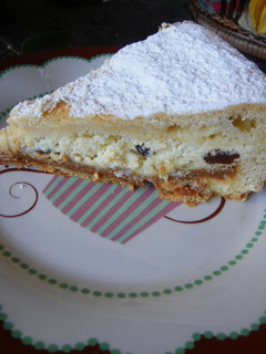 Una foto de Tarta de Ricotta con Dulce de leche y pasas al ron