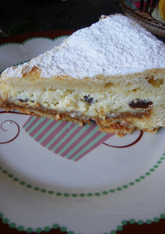 Una foto de Tarta de Ricotta con Dulce de leche y pasas al ron 
