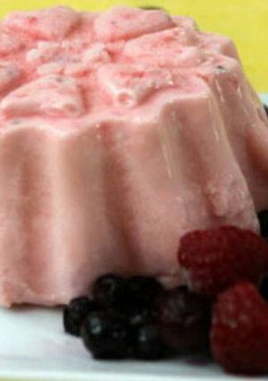 Una foto de Gelatina de queso crema y frutas