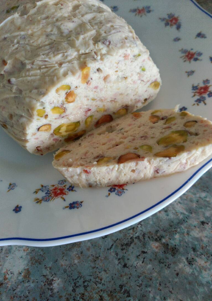 Una foto de Fiambre de pollo con pistachos,thermomix