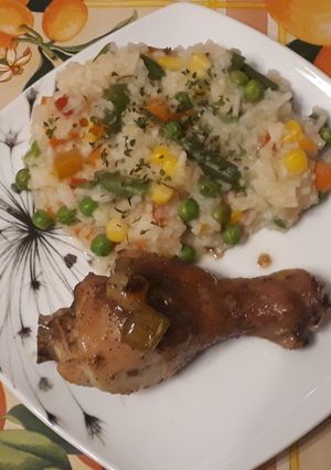 Zöldséges rizs sült hagymás csirkecombbal recept fotója