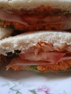 Una foto de Sándwich Saludable de lechuga🥪 zanahoria 🥕 tomate 🍅 y jamón 🥪🍅🥪🥕🥪🍅🥪🥕