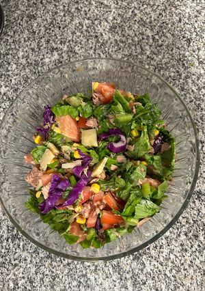 Una foto de Ensalada de atún, hojas verdes, choclo, tomate, repollo y queso. De veranito! ☀️