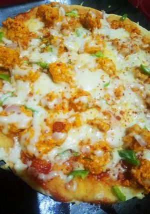 A picture of #Spicy chicken creamy pizza.