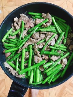 Hình của món Bò xào măng tây.