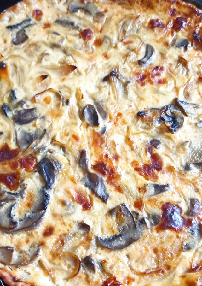 Una foto de Tarta de cebolla, queso y hongos