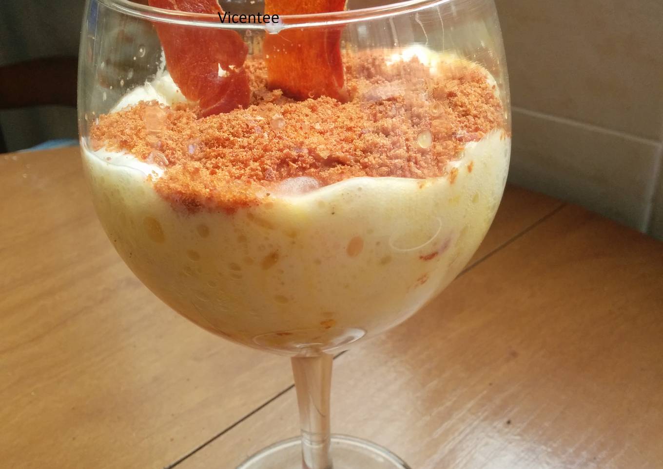 Huevo con espuma de patata y tierra y crujiente de jamón
