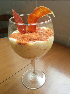 Una foto de Huevo con espuma de patata y tierra y crujiente de jamón