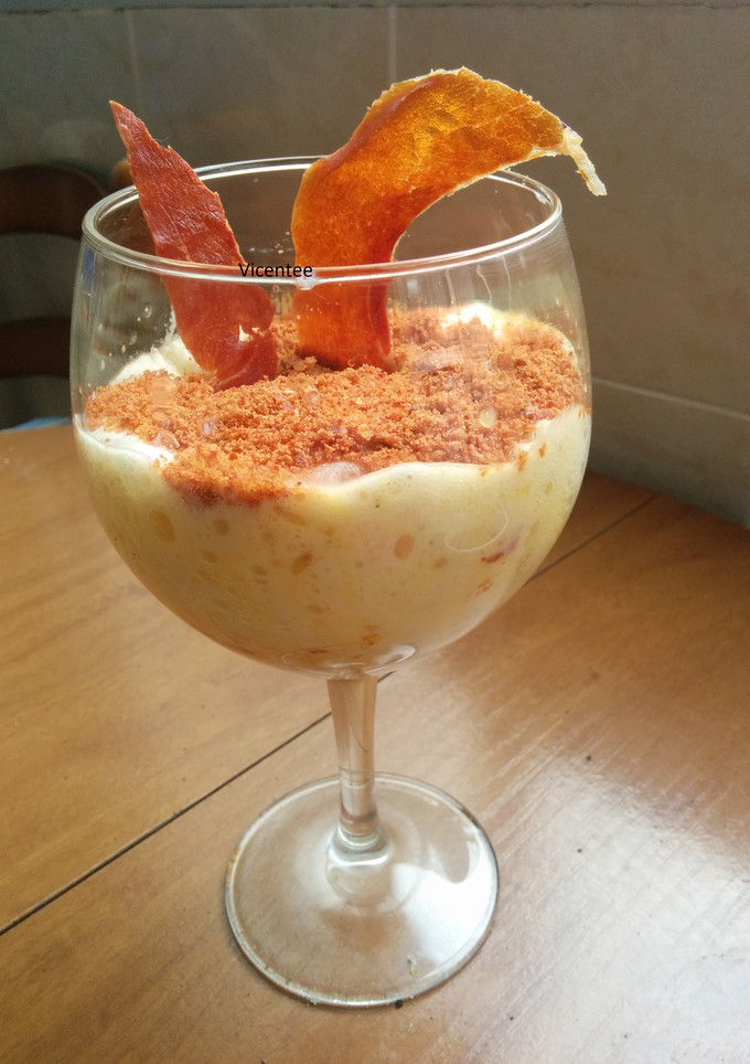 Una foto de Huevo con espuma de patata y tierra y crujiente de jamón