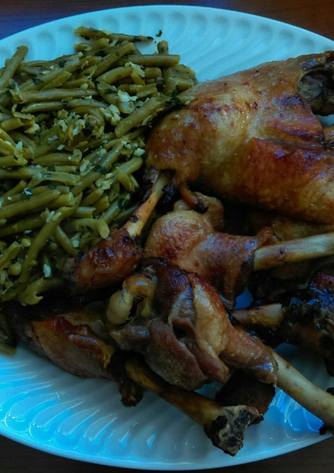 Una foto de Pato a la naranja asado y salteado de judías verdes al ajillo
