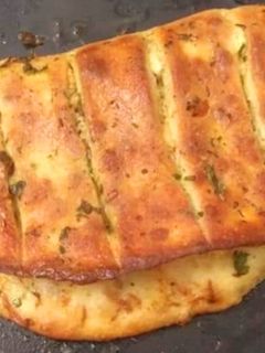 चीज़ गार्लिक ब्रेड(डोमिनोज स्टाइल) (cheese Garlic bread /Dominos style recipe in hindi) रेसिपी मुख्य फोटो