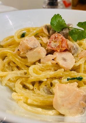 A picture of Creamy salmon pasta.